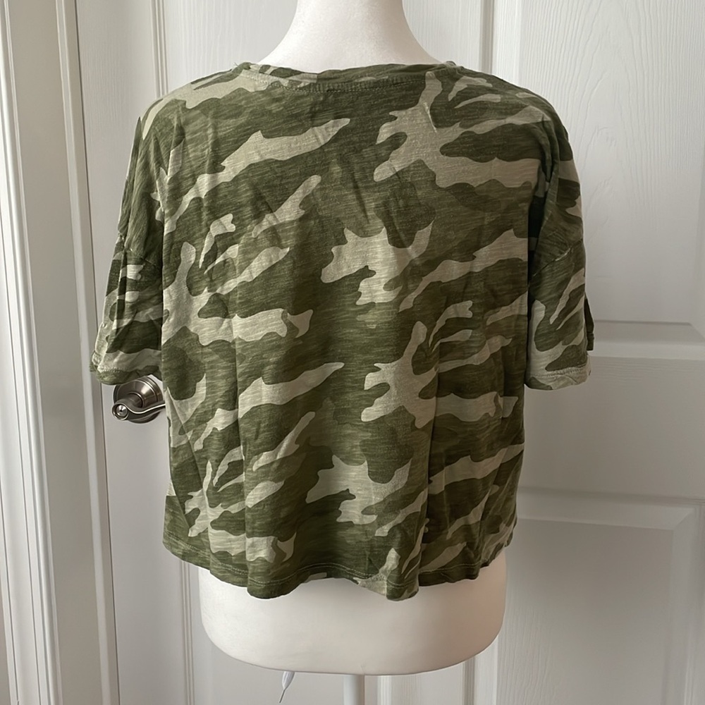 Old Navy Camo Cropped Tee Women’s Size M - Picture 2 of 5